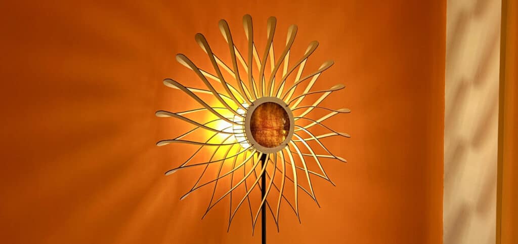 Un lampadaire en bois Atelier Sâpi : Dalida Le dahlia