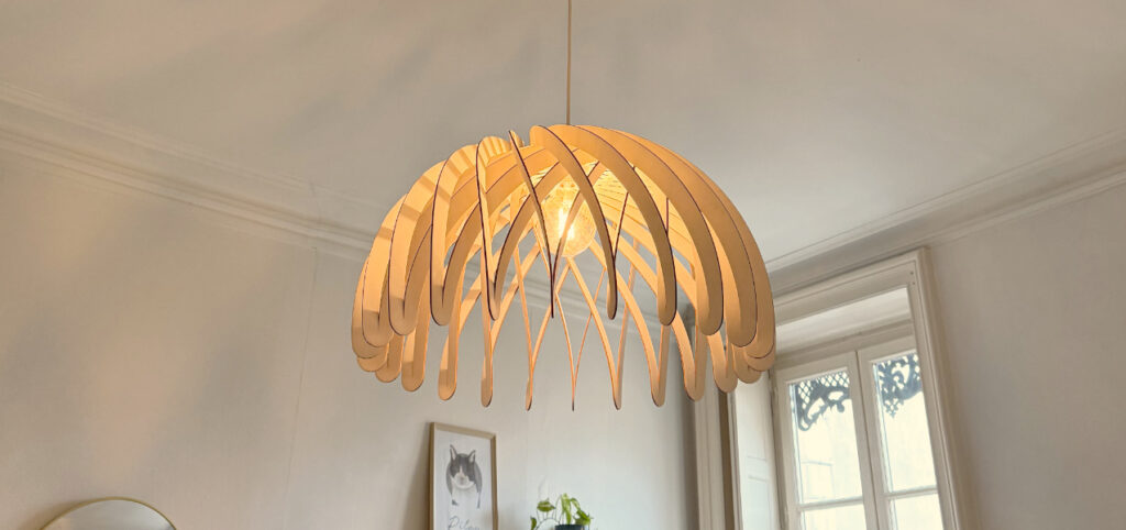 Suze La méduse, grand lustre en bois