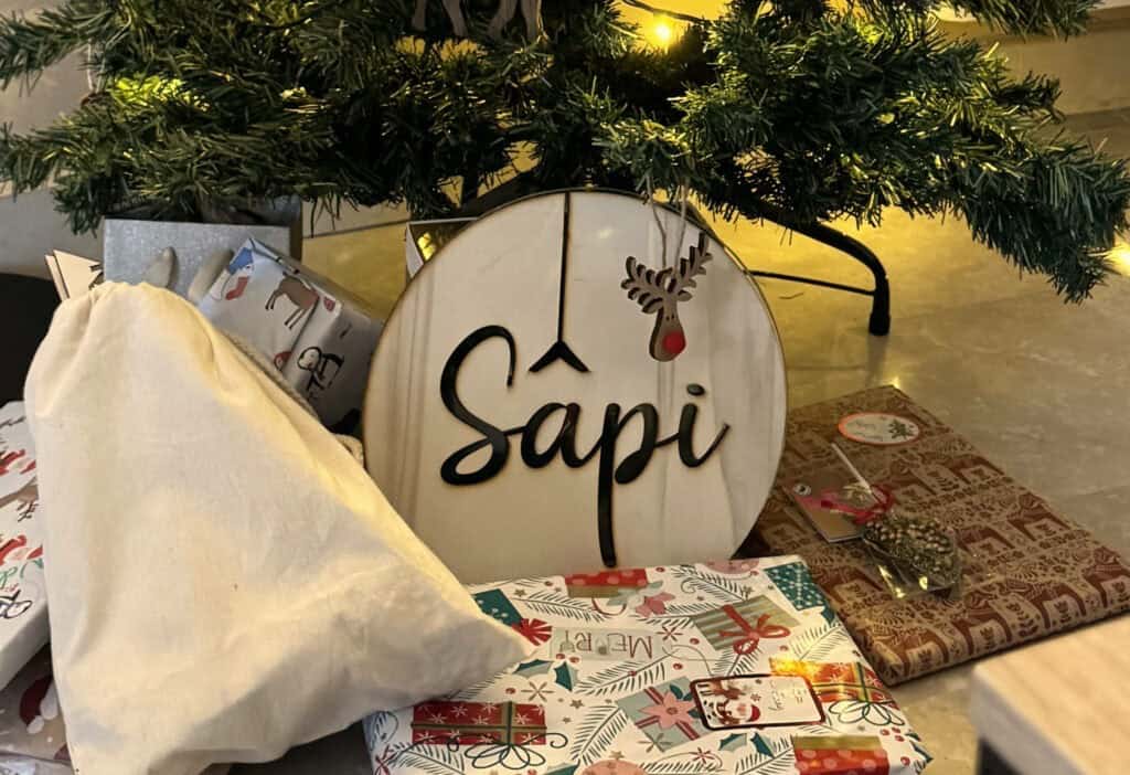 Un luminaire artisanal 100% bois au pied du sapin