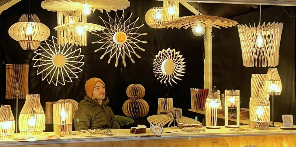 Robin et ses luminaires sur le marché de noël de Décines Charpieu